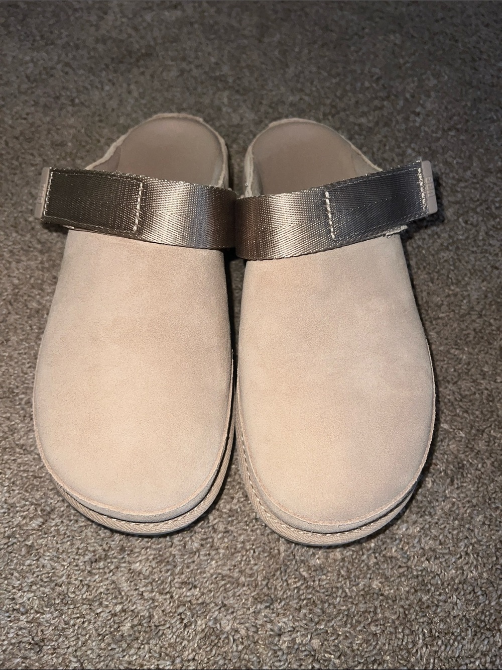 UGG Goldenstar Clog in Sand